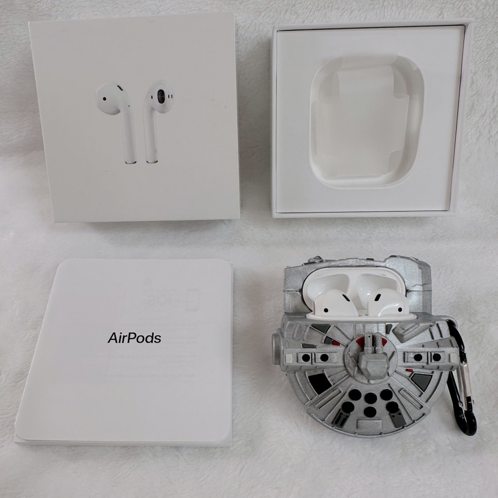 AirPods 2nd generation, pre owned, very good condition (9/10).
